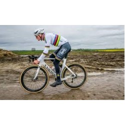 Marianne Vos et van der Poel ont ajouté des maillots arc-en-ciel